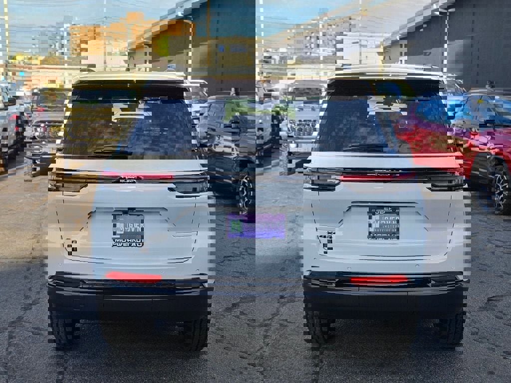 New 2025 Jeep Grand Cherokee Altitude image 4