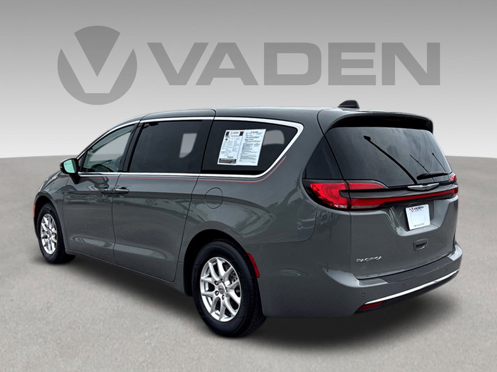 Used 2023 Chrysler Pacifica Touring-L image 27