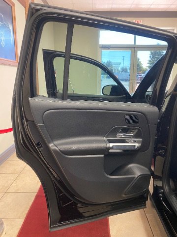 Used 2025 Mercedes-Benz GLB 250 image 12