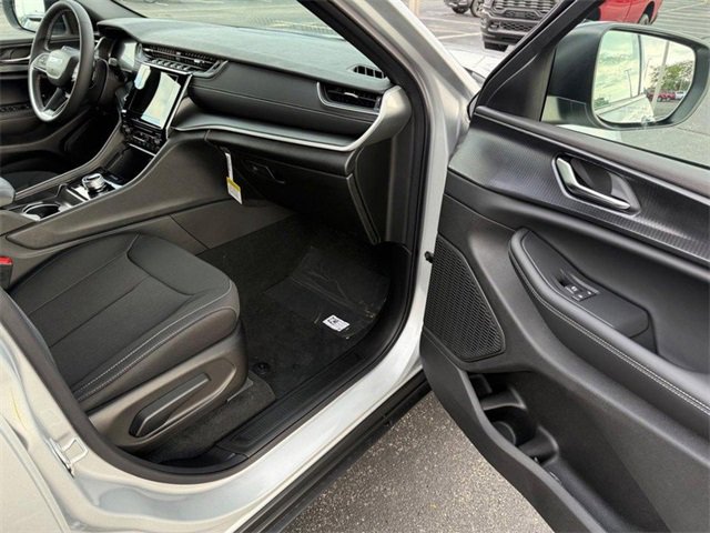 New 2025 Jeep Grand Cherokee Laredo X image 16