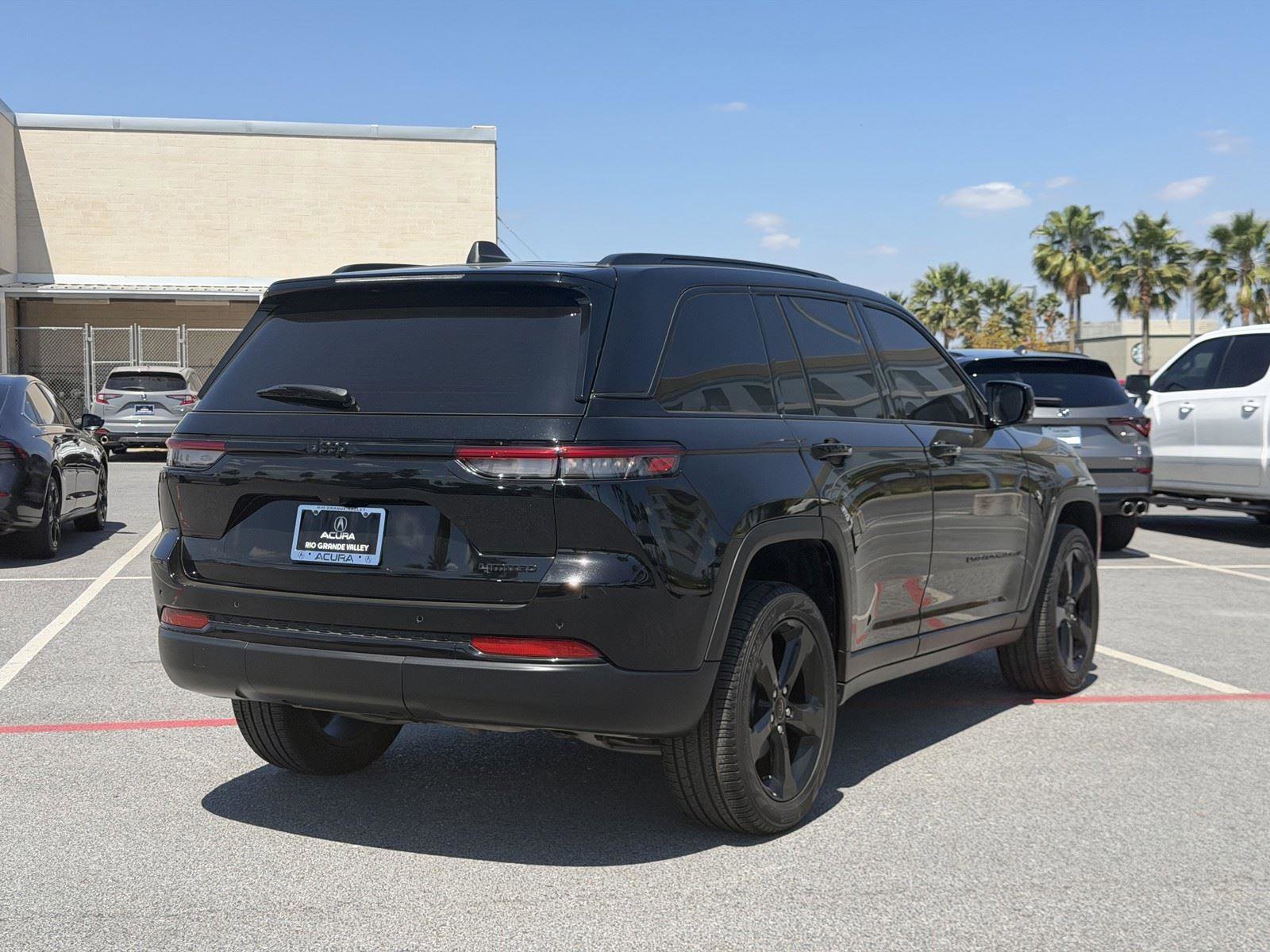 Used 2025 Jeep Grand Cherokee Limited w/ Black Appearance Package image 17