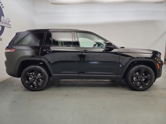 New 2025 Jeep Grand Cherokee Altitude image 10