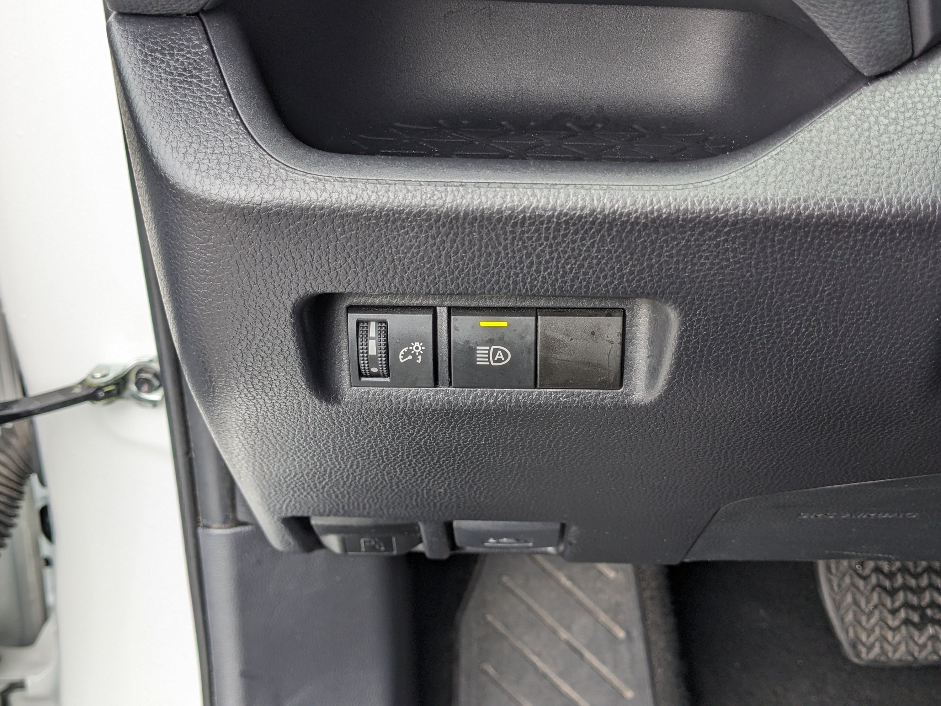 Used 2025 Toyota RAV4 XLE FWD image 31