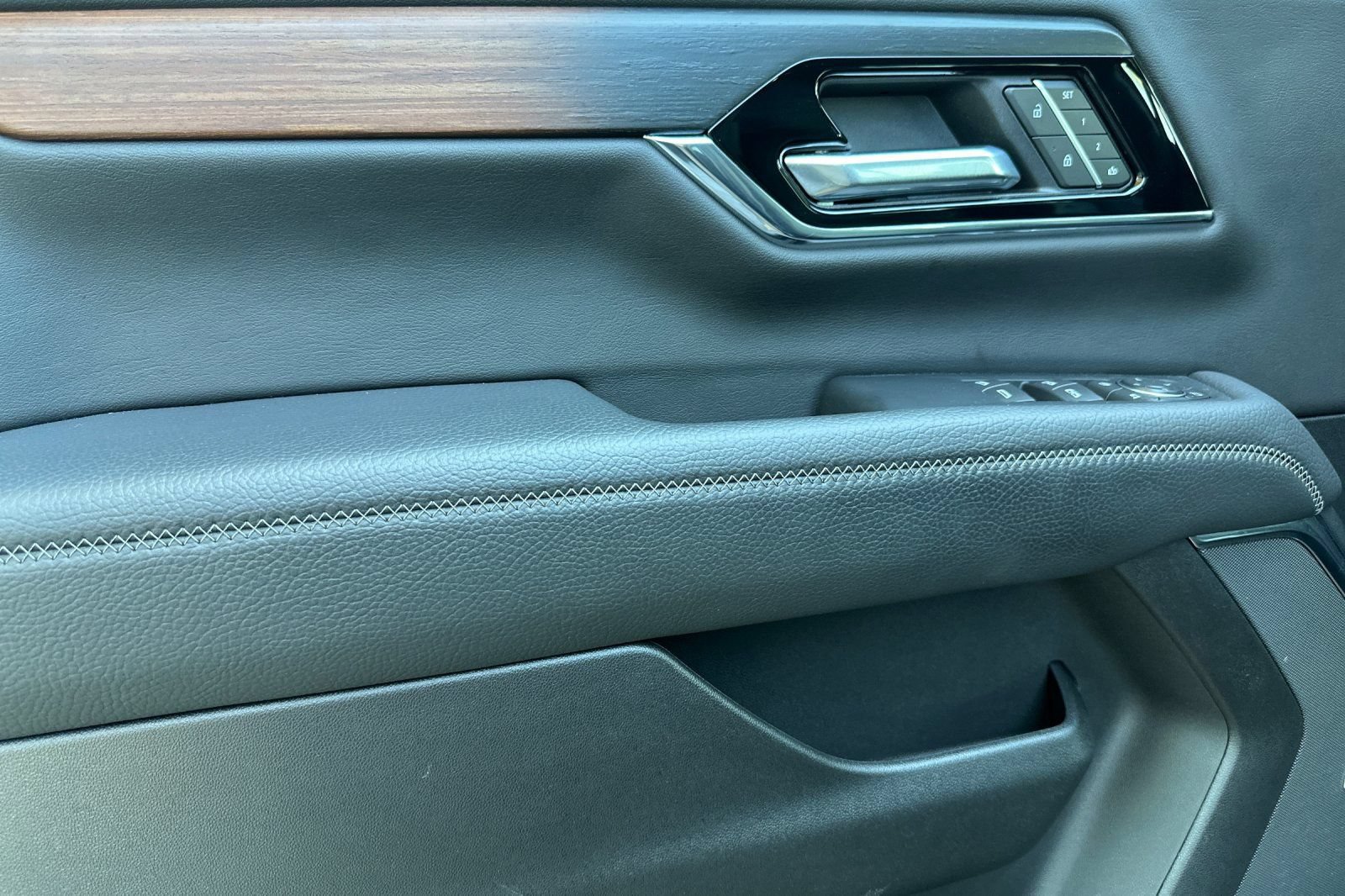 Certified 2025 GMC Yukon Denali RWD image 11