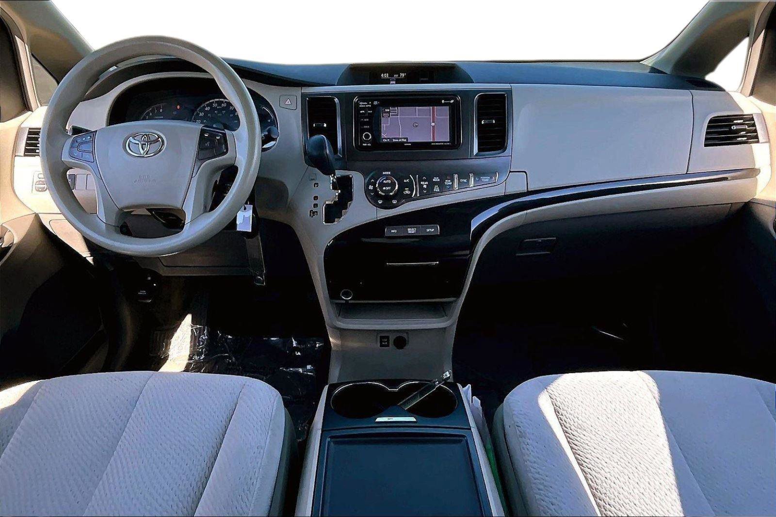 Used 2013 Toyota Sienna LE w/ Towing Pkg image 14