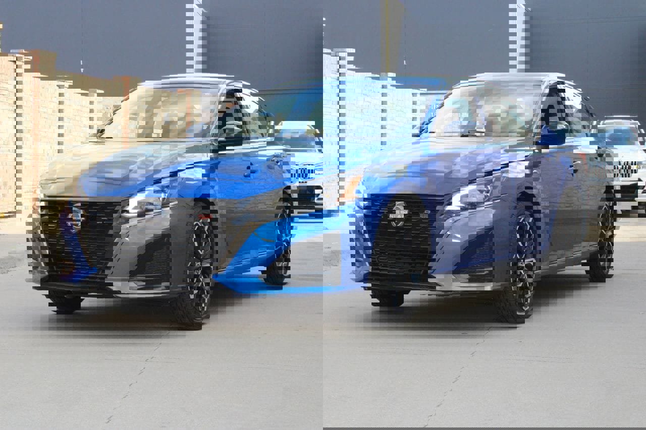 Used 2025 Nissan Altima 2.5 SR image 2