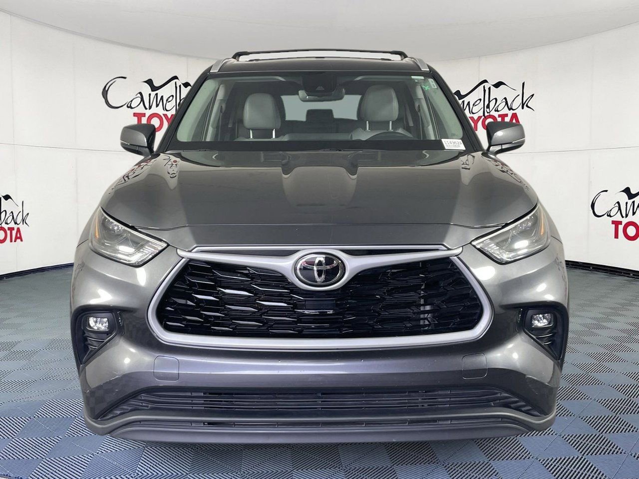 Used 2025 Toyota Highlander XLE image 3