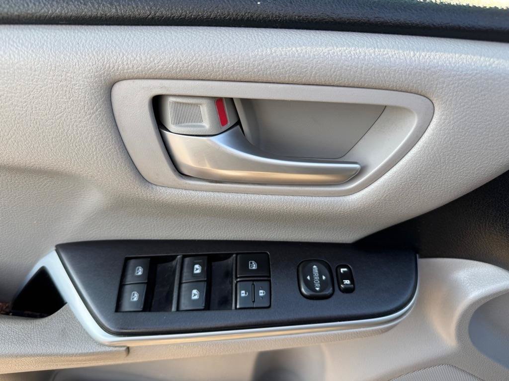 Used 2017 Toyota Camry SE FWD image 21