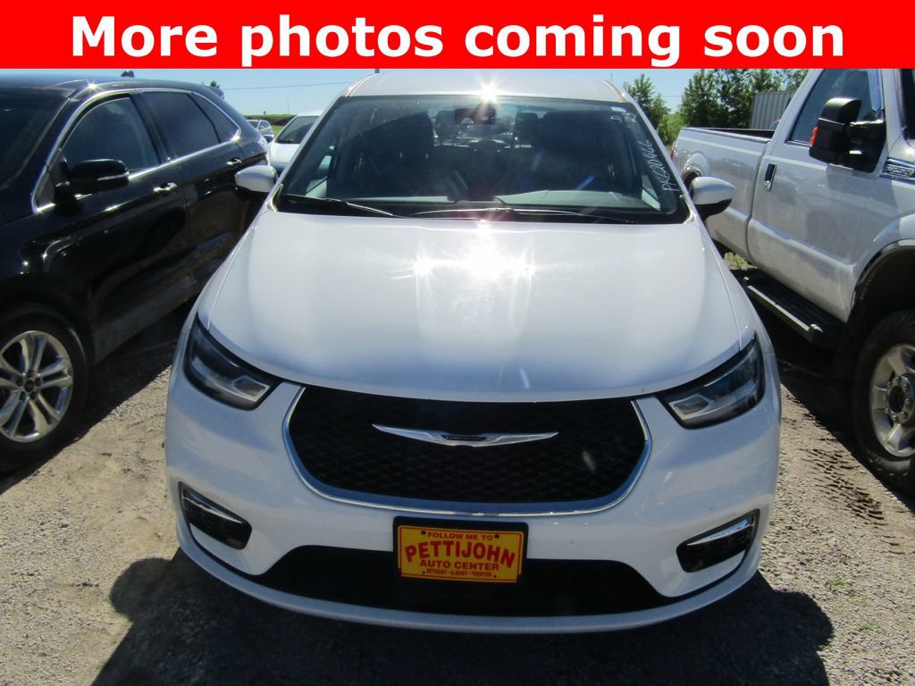 Used 2023 Chrysler Pacifica Touring-L FWD image 8