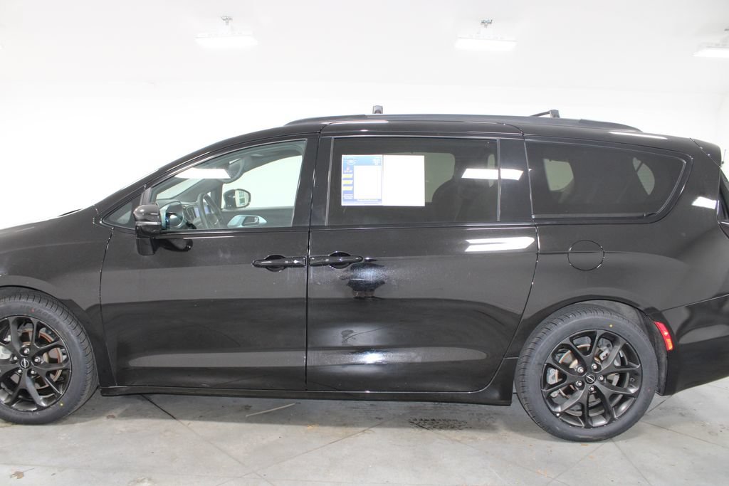 Used 2025 Chrysler Pacifica Limited FWD image 6