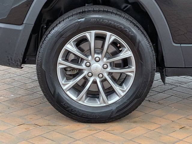 Used 2019 Jeep Cherokee Latitude Plus w/ Cold Weather Group AWD/4WD image 10