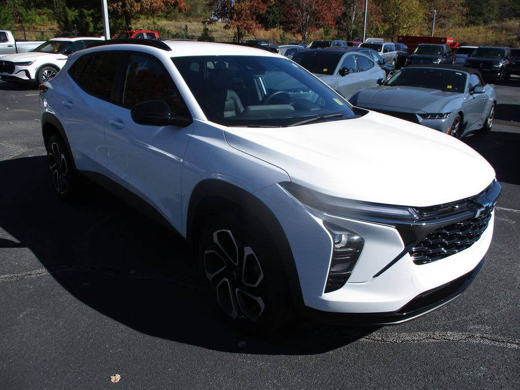 Used 2025 Chevrolet Trax RS w/ Driver Confidence Package image 2