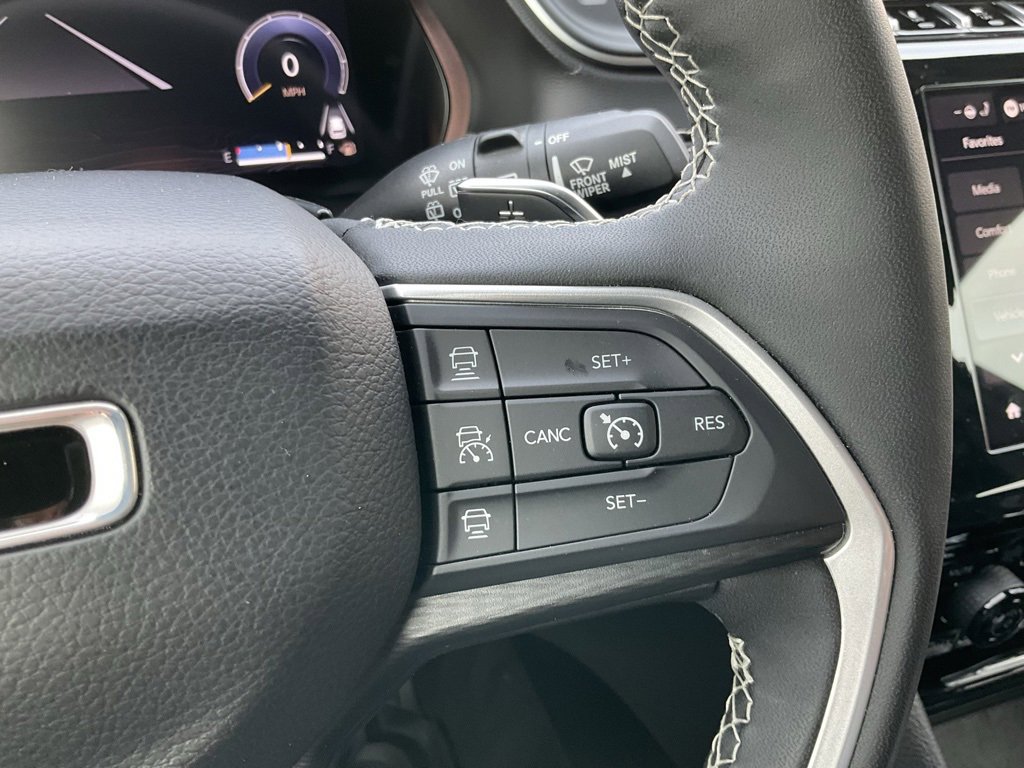 Used 2023 Jeep Grand Cherokee Altitude image 5