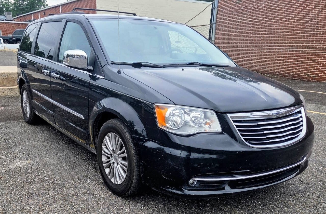 Used 2016 Chrysler Town & Country Touring-L FWD image 4