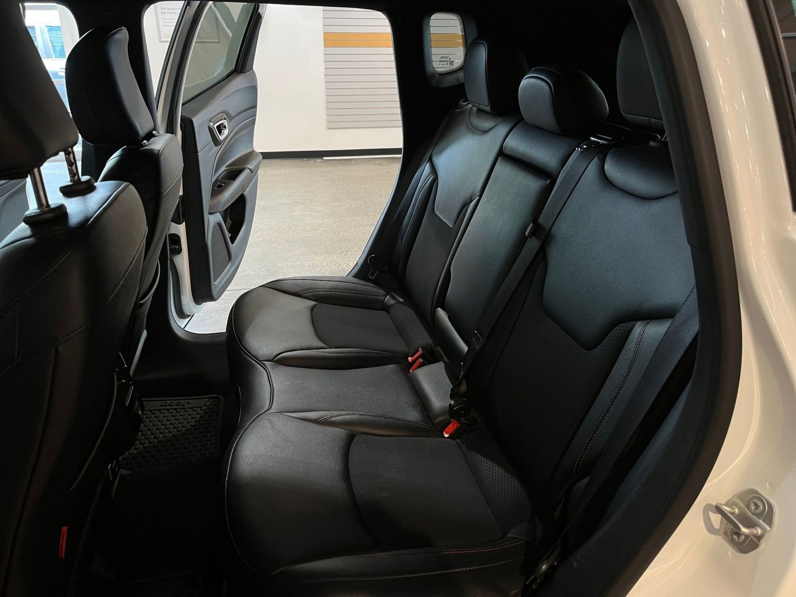 Used 2025 Jeep Compass Trailhawk AWD/4WD image 39