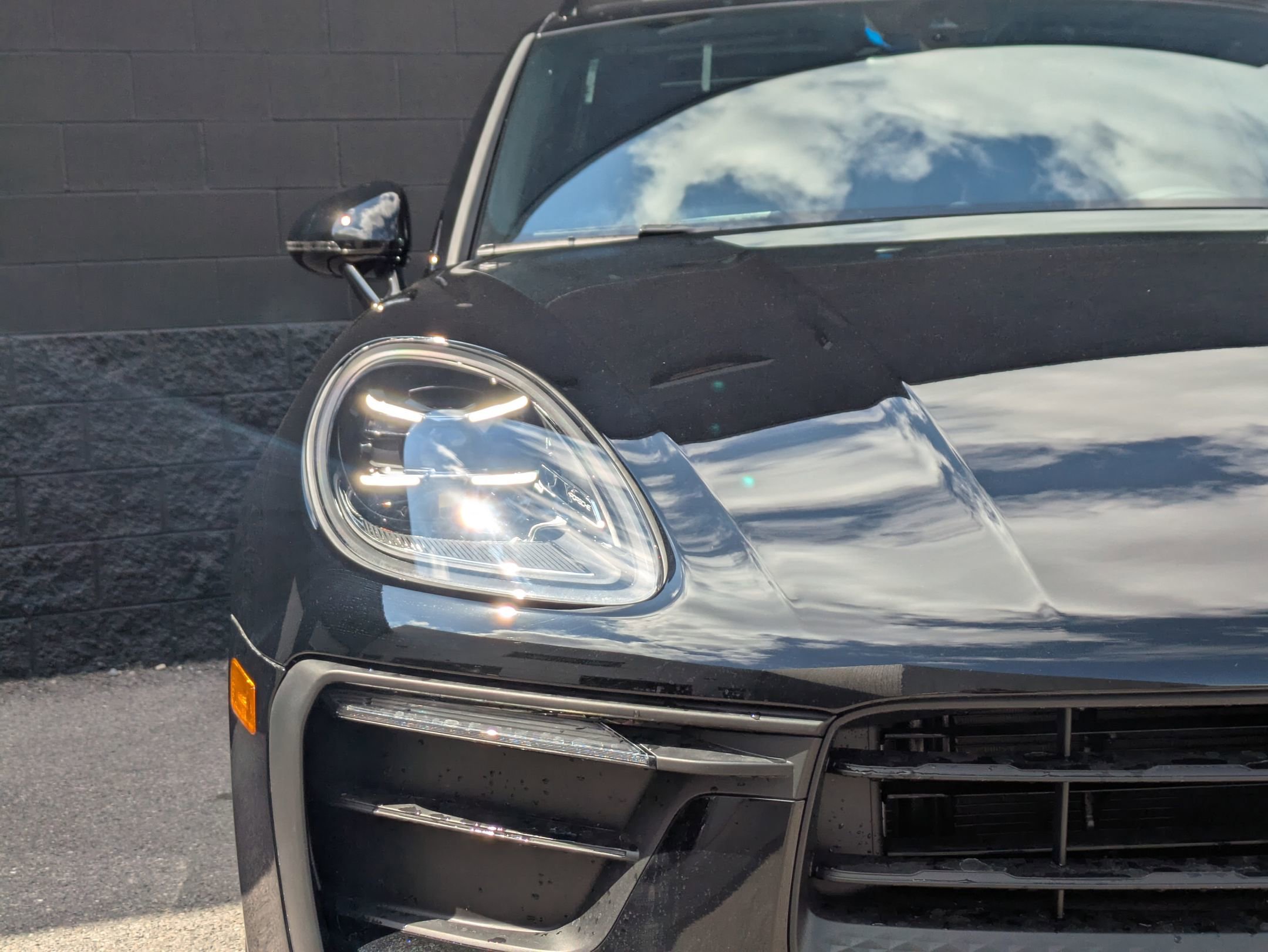 Certified 2025 Porsche Macan image 13