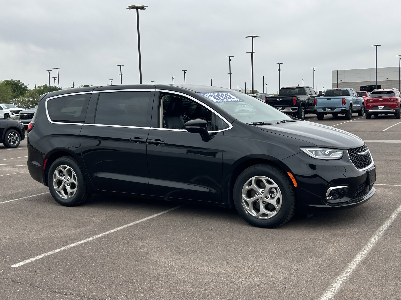 Used 2024 Chrysler Pacifica Limited FWD image 7