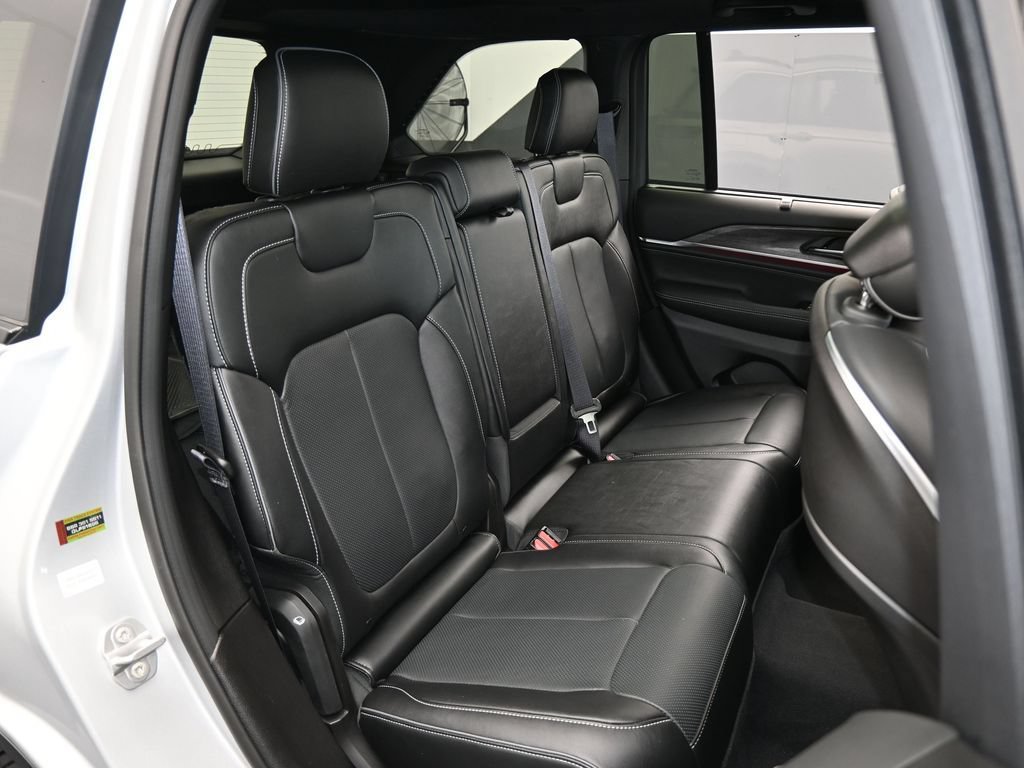 Used 2024 Jeep Grand Cherokee Overland w/ Luxury Tech Group IV AWD/4WD image 50