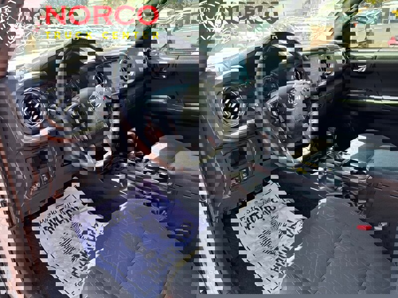 Used 2018 Toyota Tacoma TRD Sport w/ Technology Package image 19