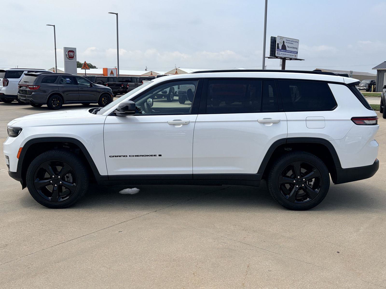 Used 2023 Jeep Grand Cherokee L Limited w/ Black Appearance Package AWD/4WD image 41