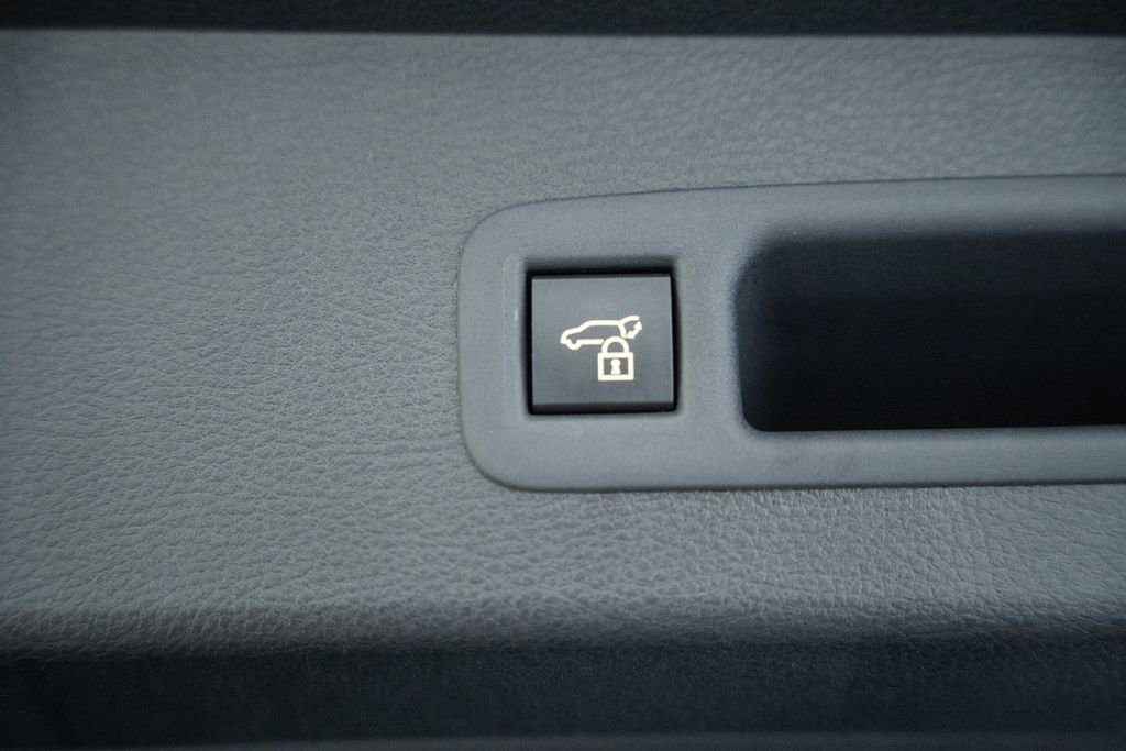 Used 2025 Toyota Sienna Limited AWD/4WD image 11