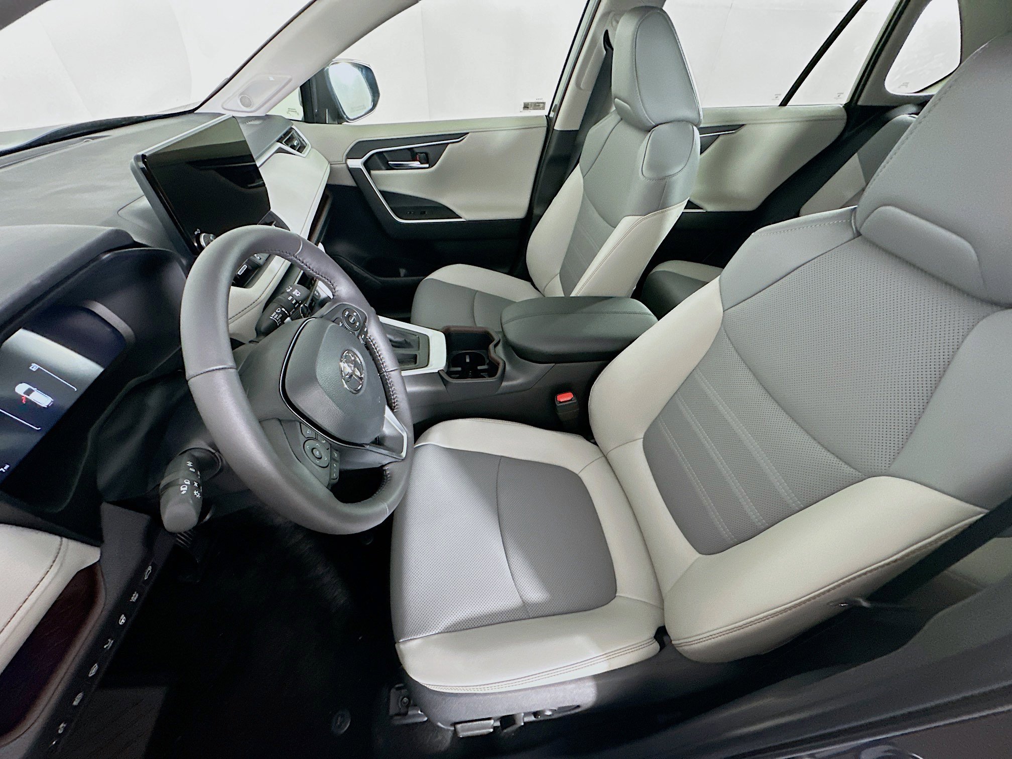 Used 2025 Toyota RAV4 Limited w/ Advanced Technology Package image 13