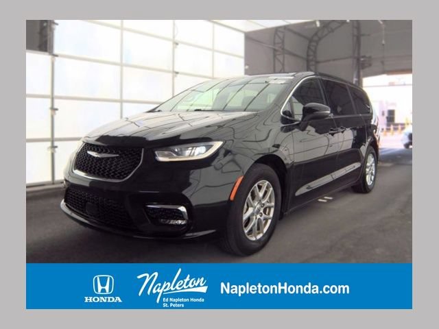 Used 2023 Chrysler Pacifica Touring FWD image 1