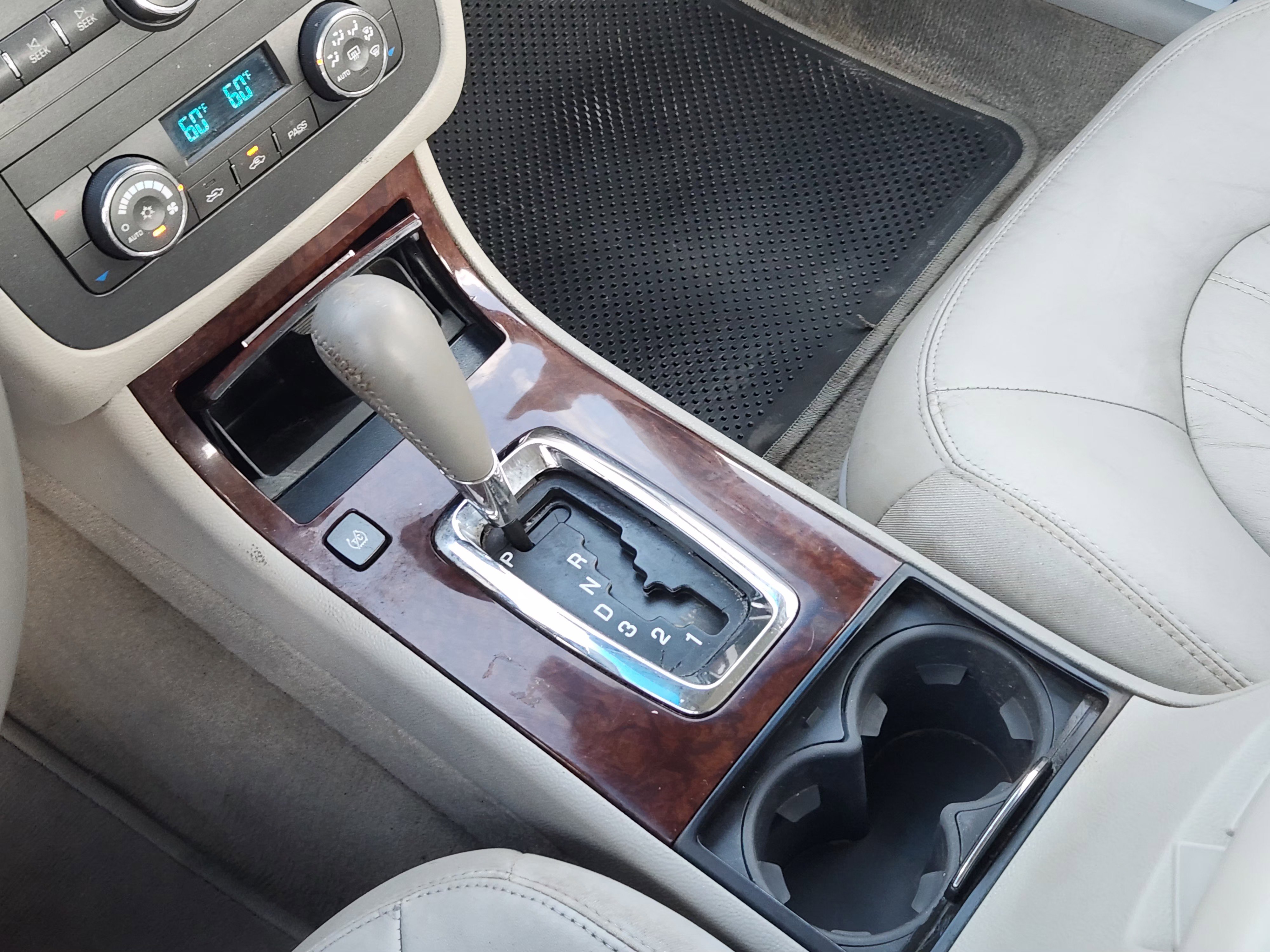 Used 2011 Buick Lucerne CXL w/ Driver Confidence Package FWD image 20