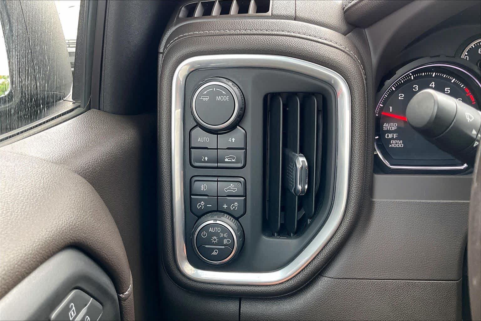 Used 2022 Chevrolet Silverado 1500 LTZ w/ LTZ Convenience Package II AWD/4WD image 32
