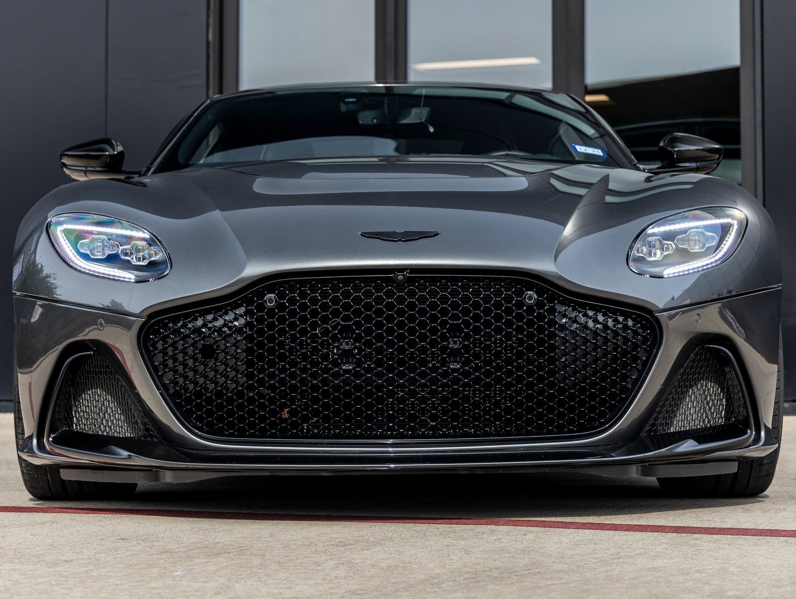 Used 2023 Aston Martin DBS Coupe image 4