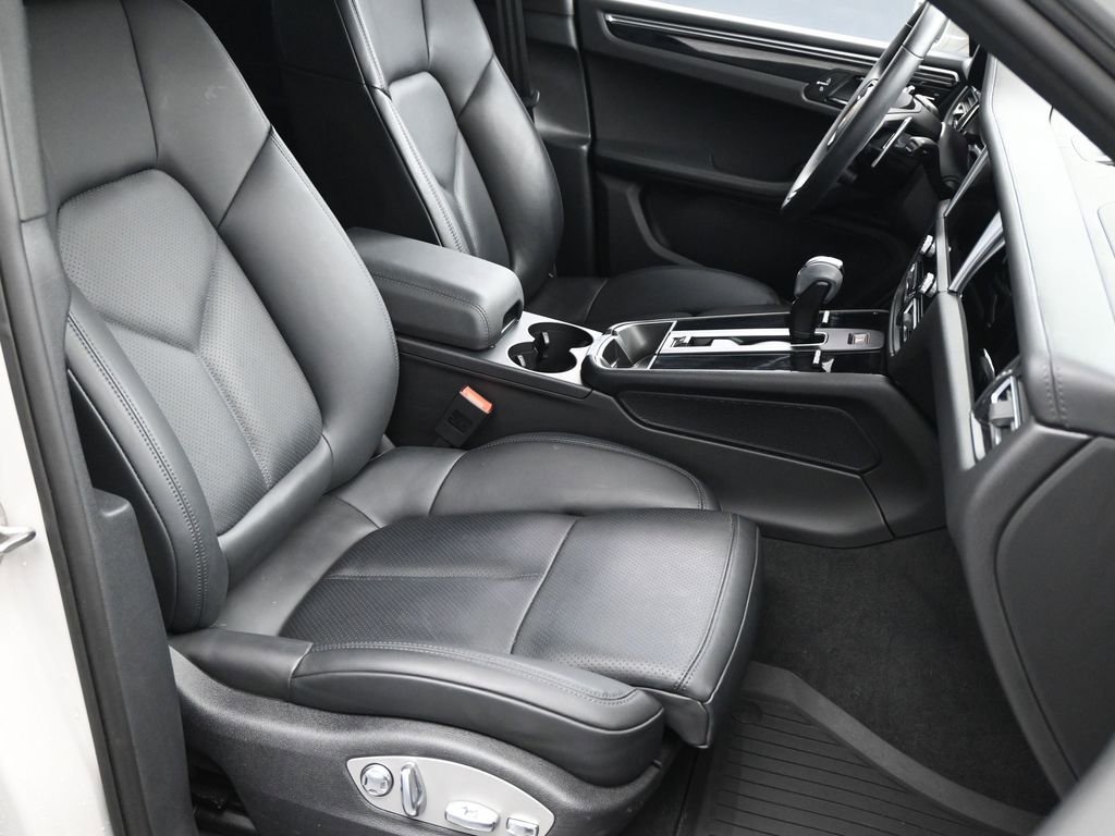 Certified 2023 Porsche Macan S image 10