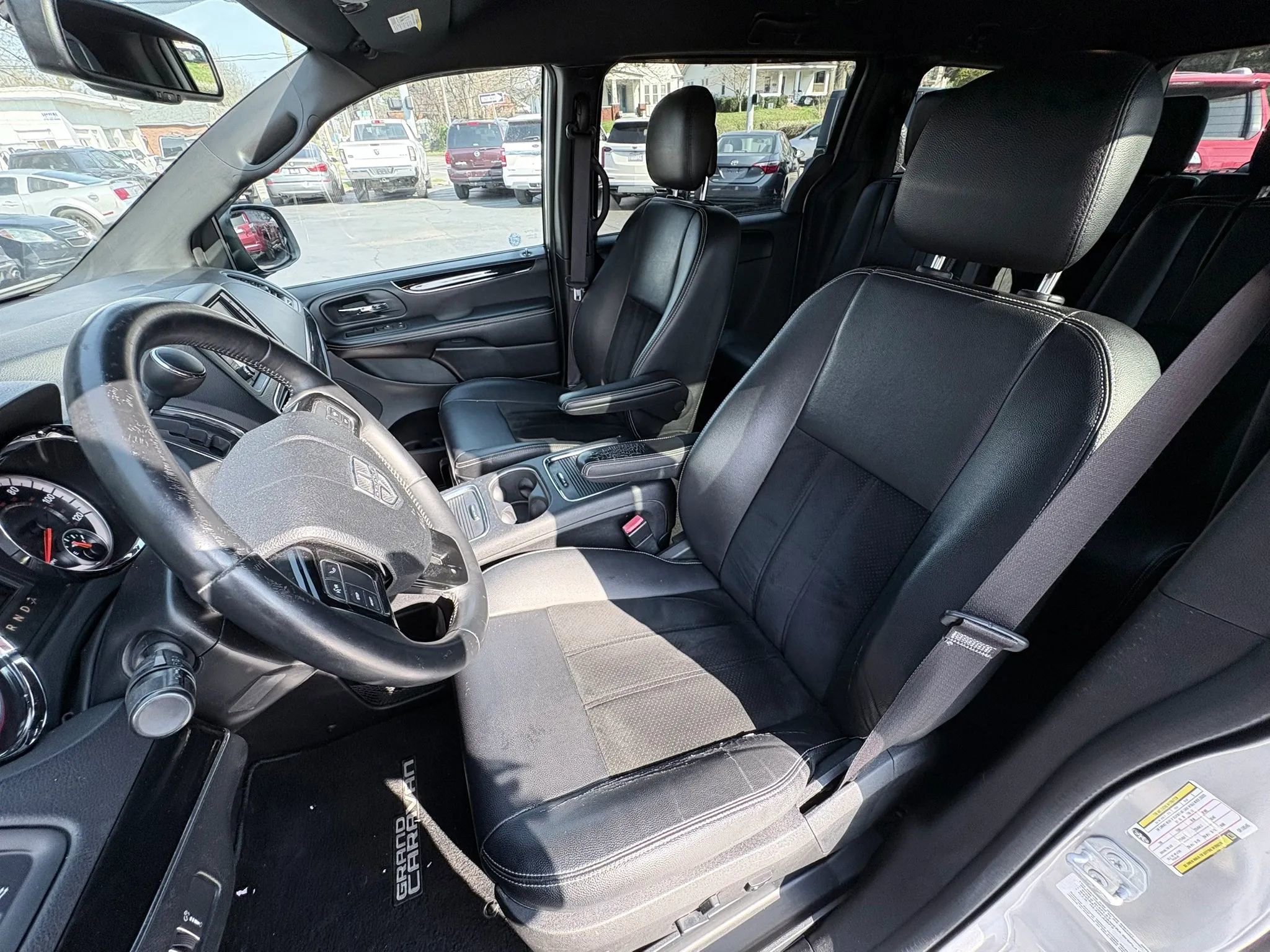 Used 2016 Dodge Grand Caravan SXT FWD image 12