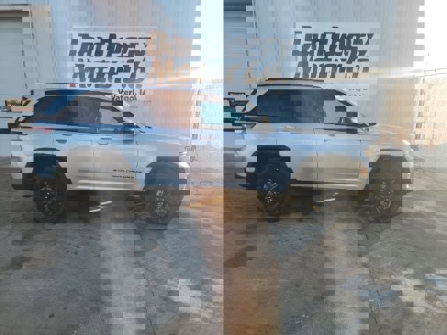 New 2025 Jeep Grand Cherokee Altitude image 13