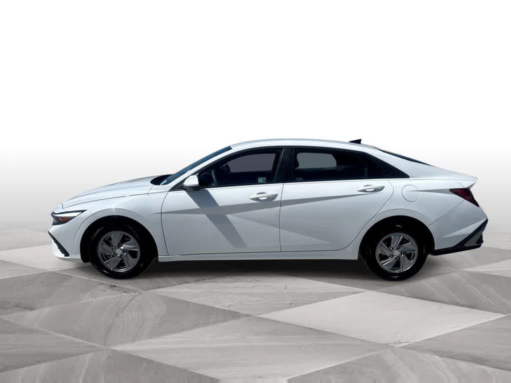Used 2025 Hyundai Elantra SE FWD image 5