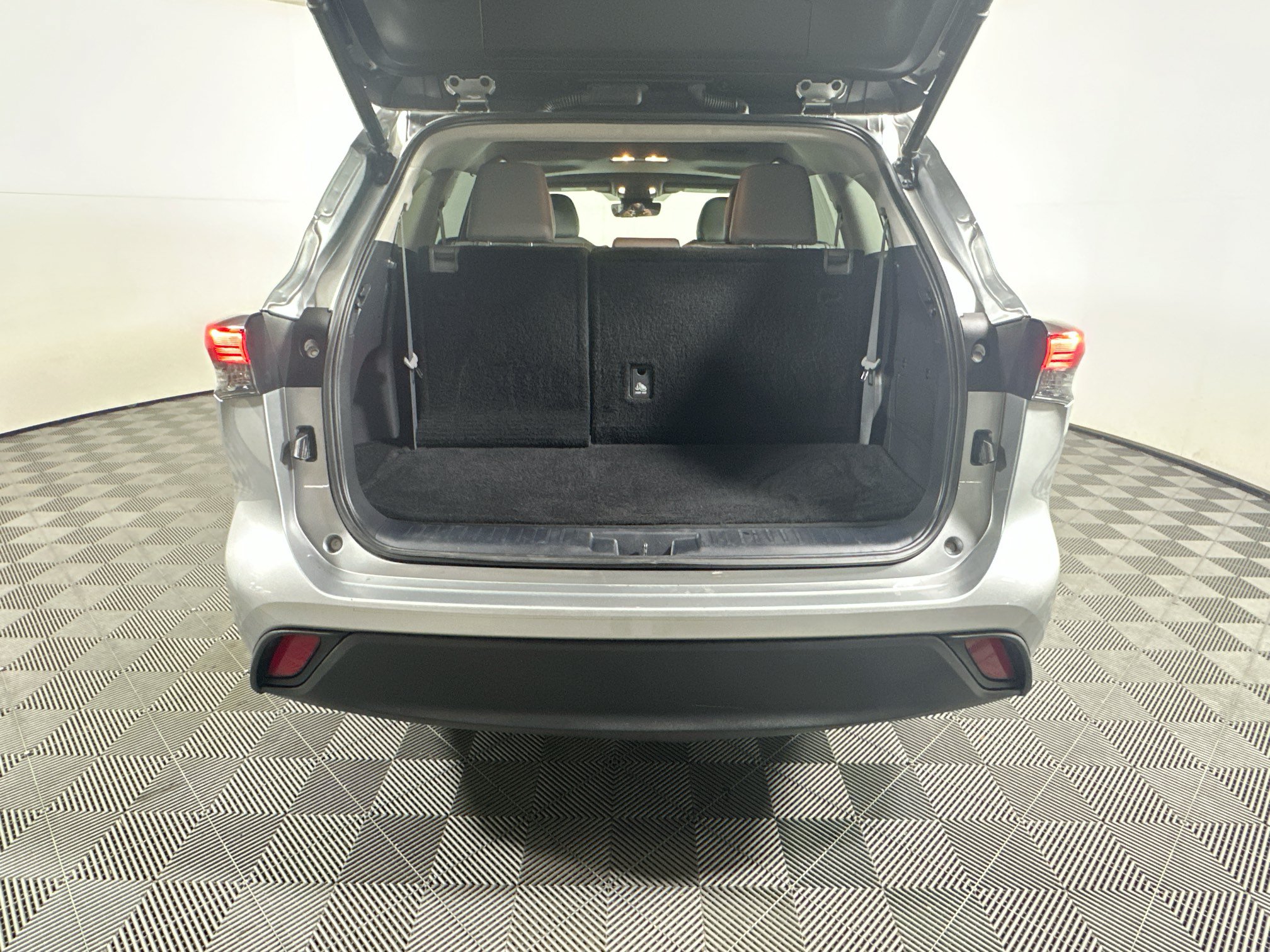 Used 2023 Toyota Highlander XLE FWD image 31