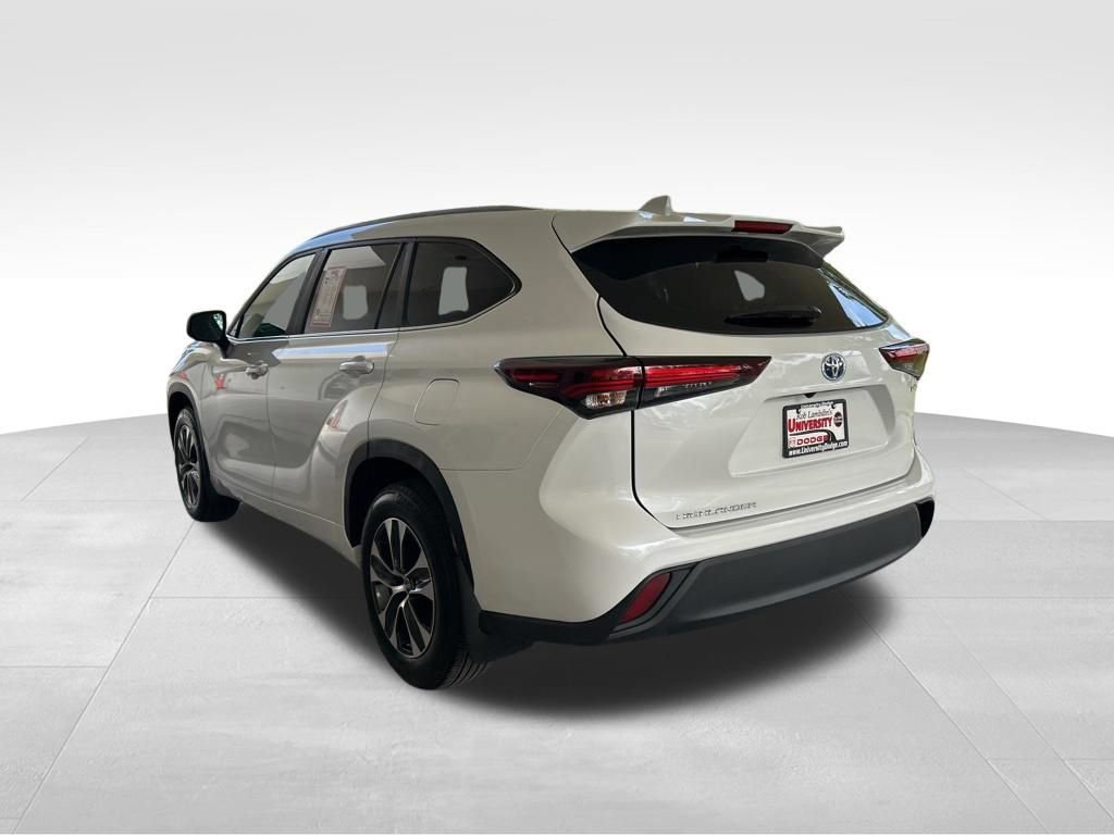 Used 2024 Toyota Highlander XLE AWD/4WD image 6
