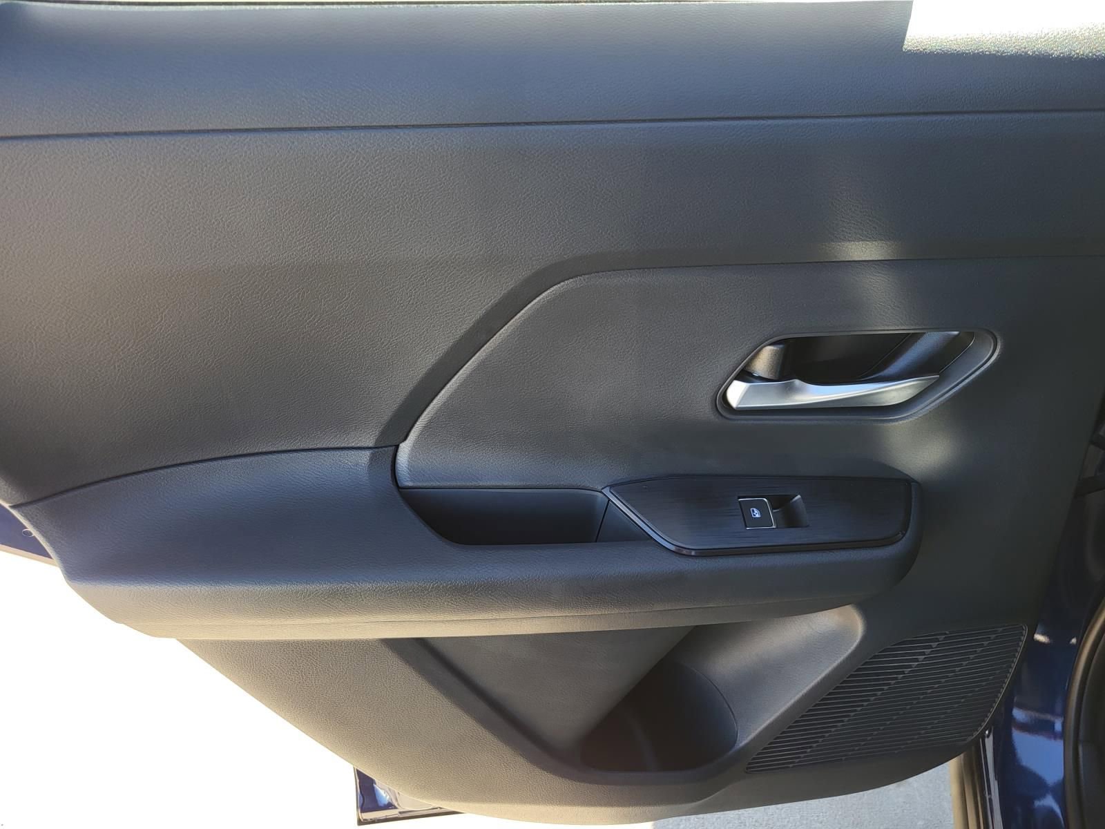 New 2026 Nissan Kicks SR w/ Cold Weather Package FWD image 15