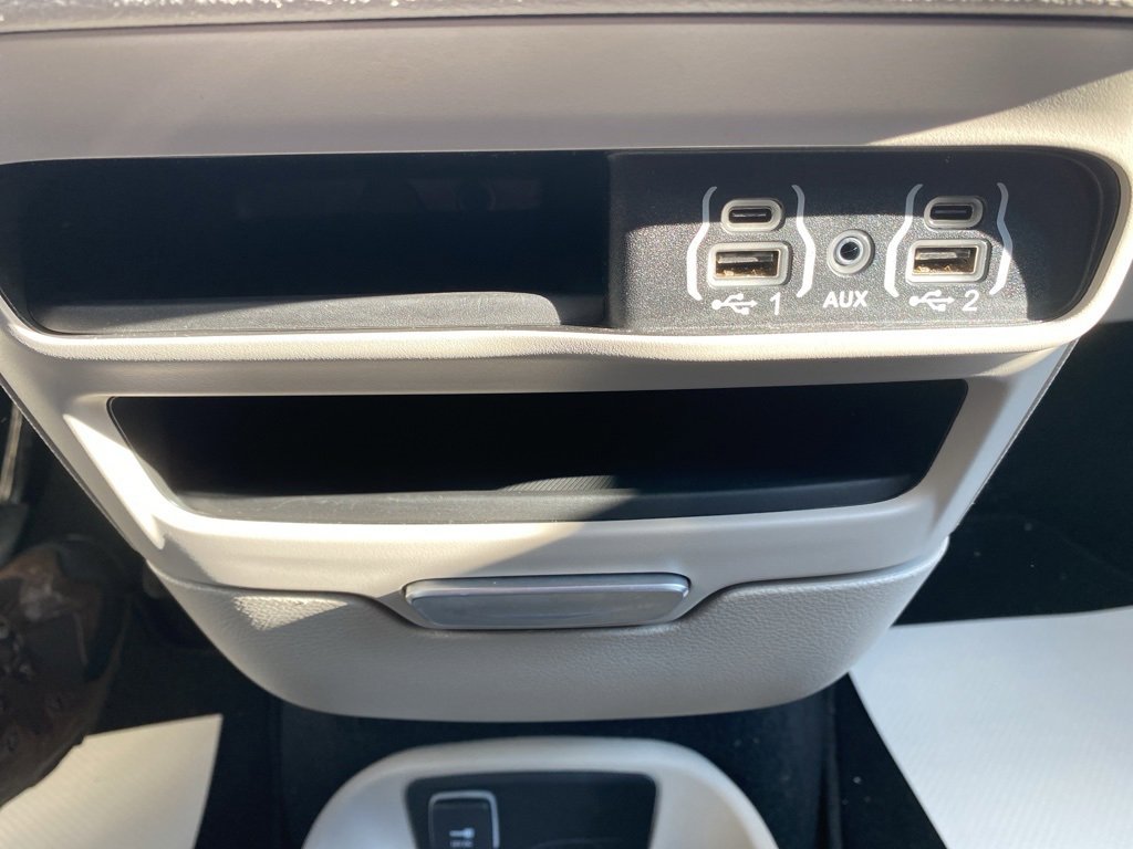 Used 2024 Chrysler Pacifica Touring-L image 36