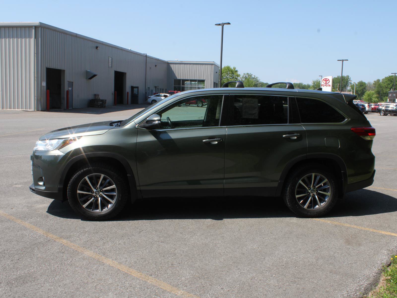 Used 2019 Toyota Highlander XLE AWD/4WD image 5