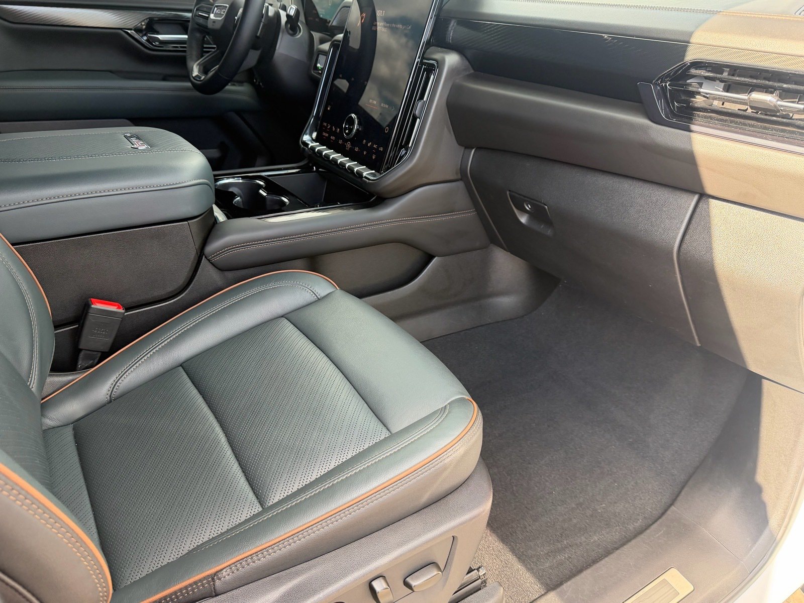 Used 2026 GMC Yukon AT4 w/ AT4 Premium Plus Package AWD/4WD image 13