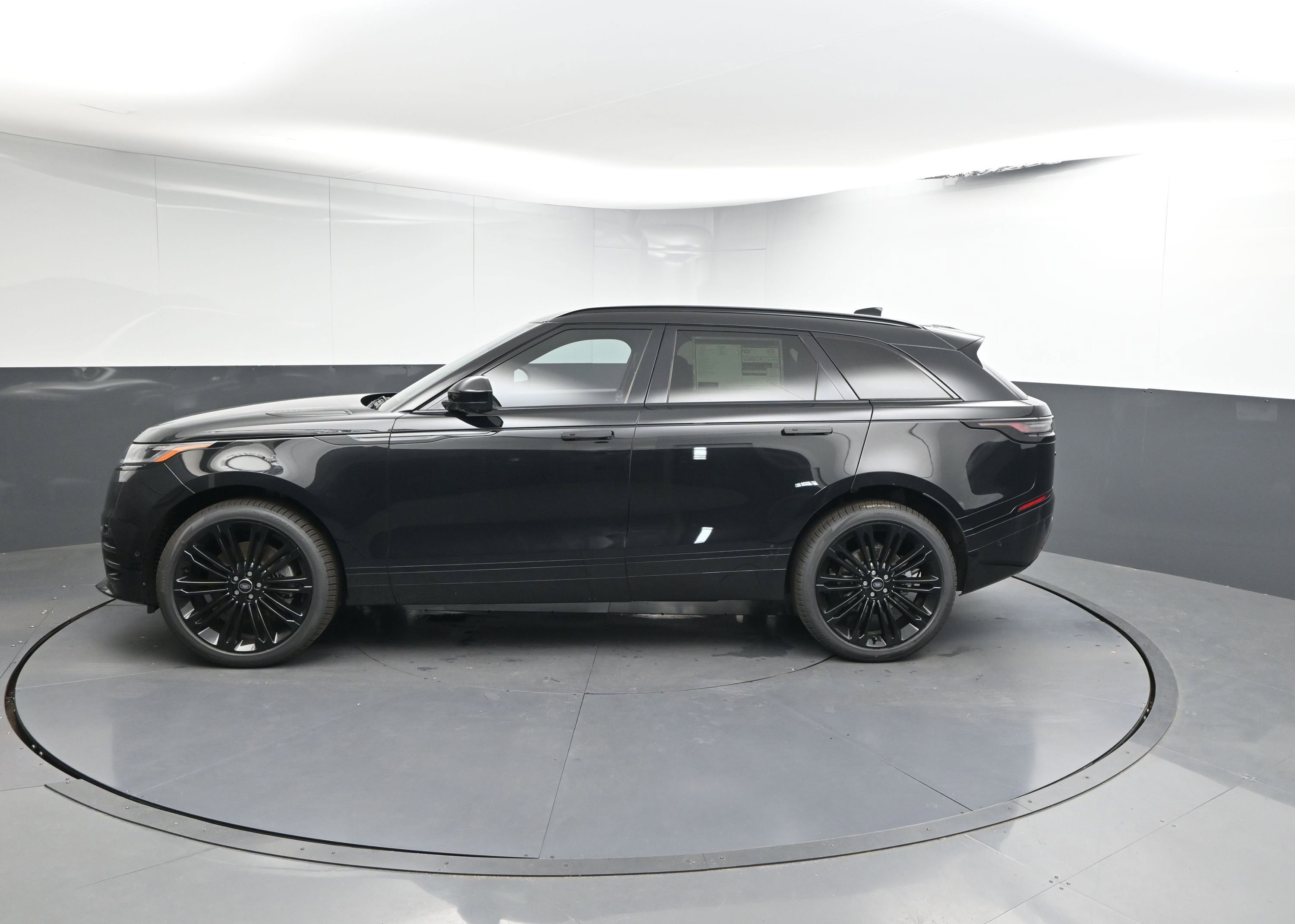 New 2026 Land Rover Range Rover Velar Dynamic SE image 2