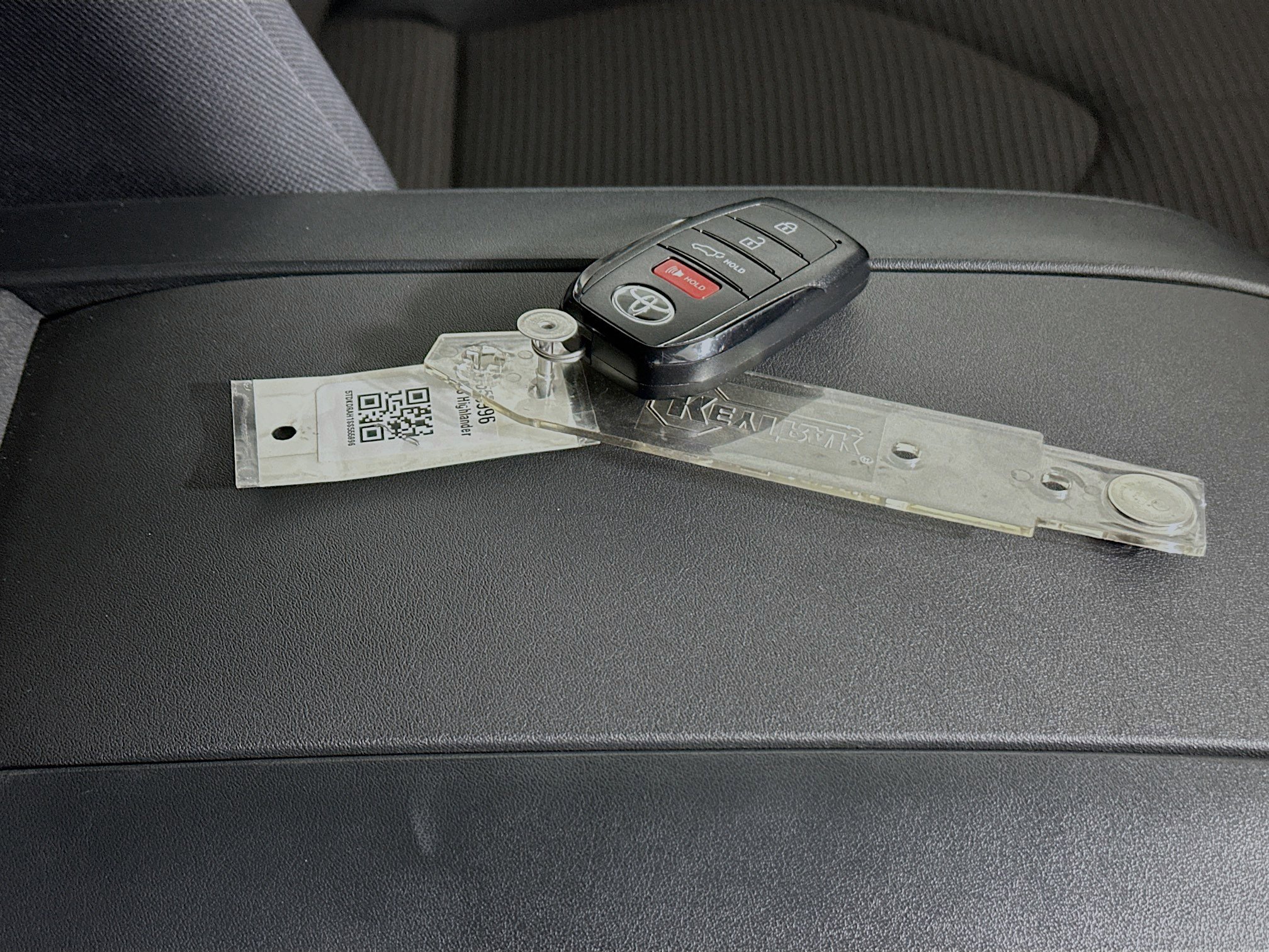 Used 2025 Toyota Highlander LE FWD image 33