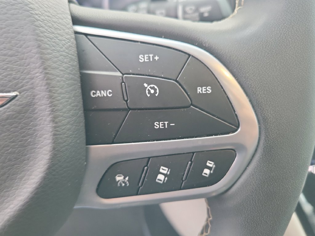Used 2024 Chrysler Pacifica Touring-L FWD image 33