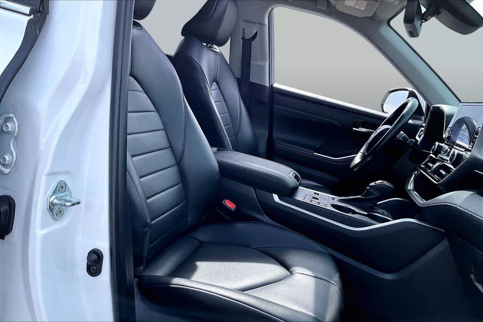 Used 2023 Toyota Highlander XLE FWD image 9