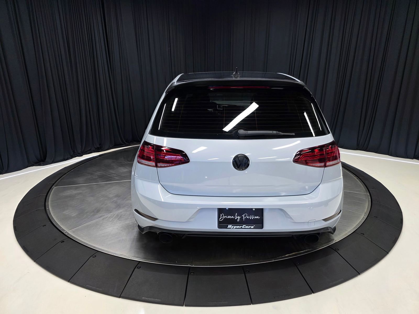 Used 2018 Volkswagen GTI SE w/ SE Leather Package FWD image 11