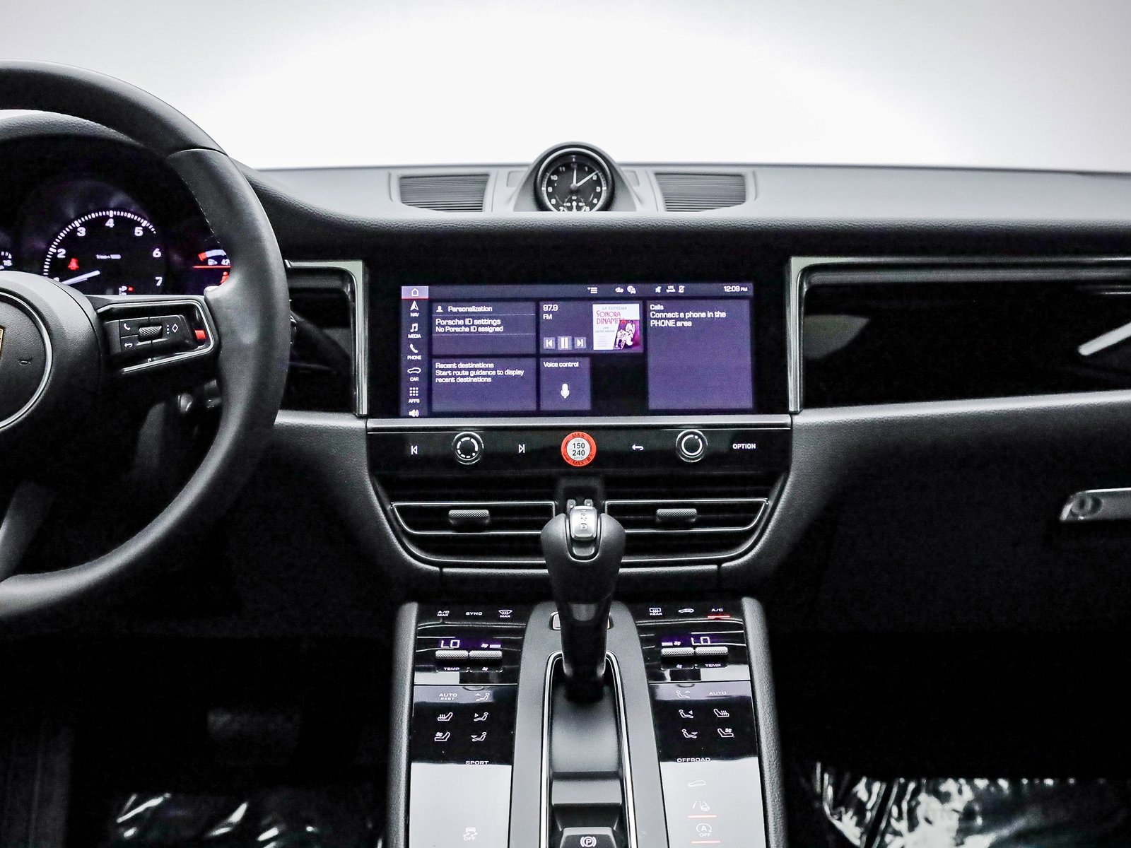 Certified 2025 Porsche Macan image 13
