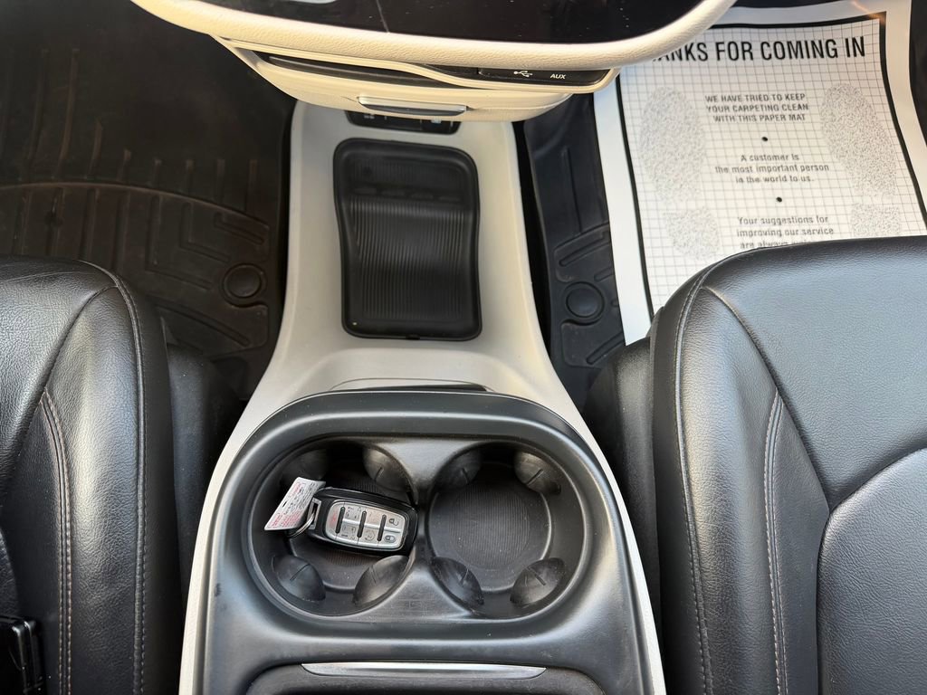 Used 2017 Chrysler Pacifica Touring-L image 22