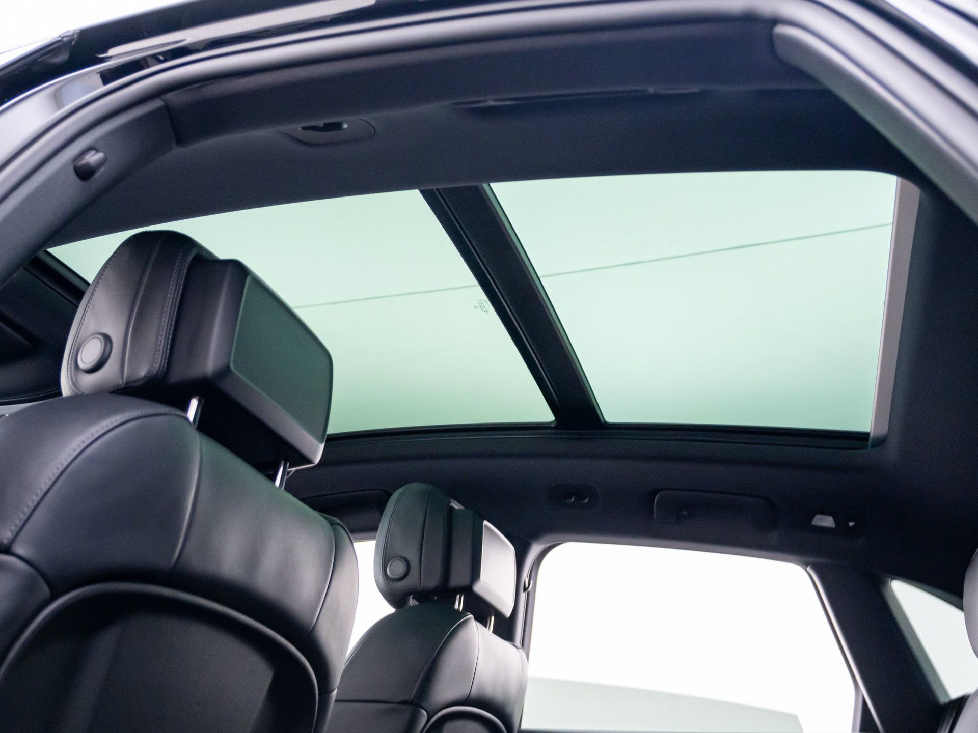 Certified 2025 Porsche Macan AWD/4WD image 18