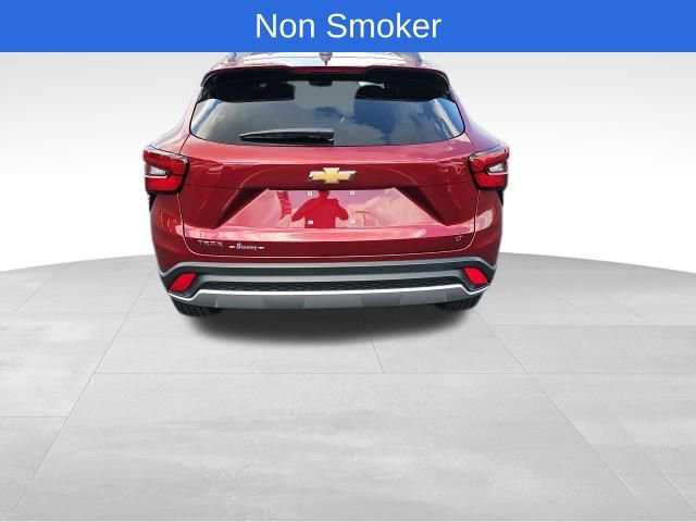 Used 2024 Chevrolet Trax LT w/ LT Convenience Package image 4