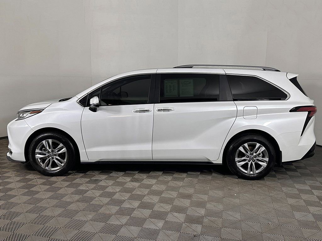 Used 2024 Toyota Sienna Limited FWD image 18